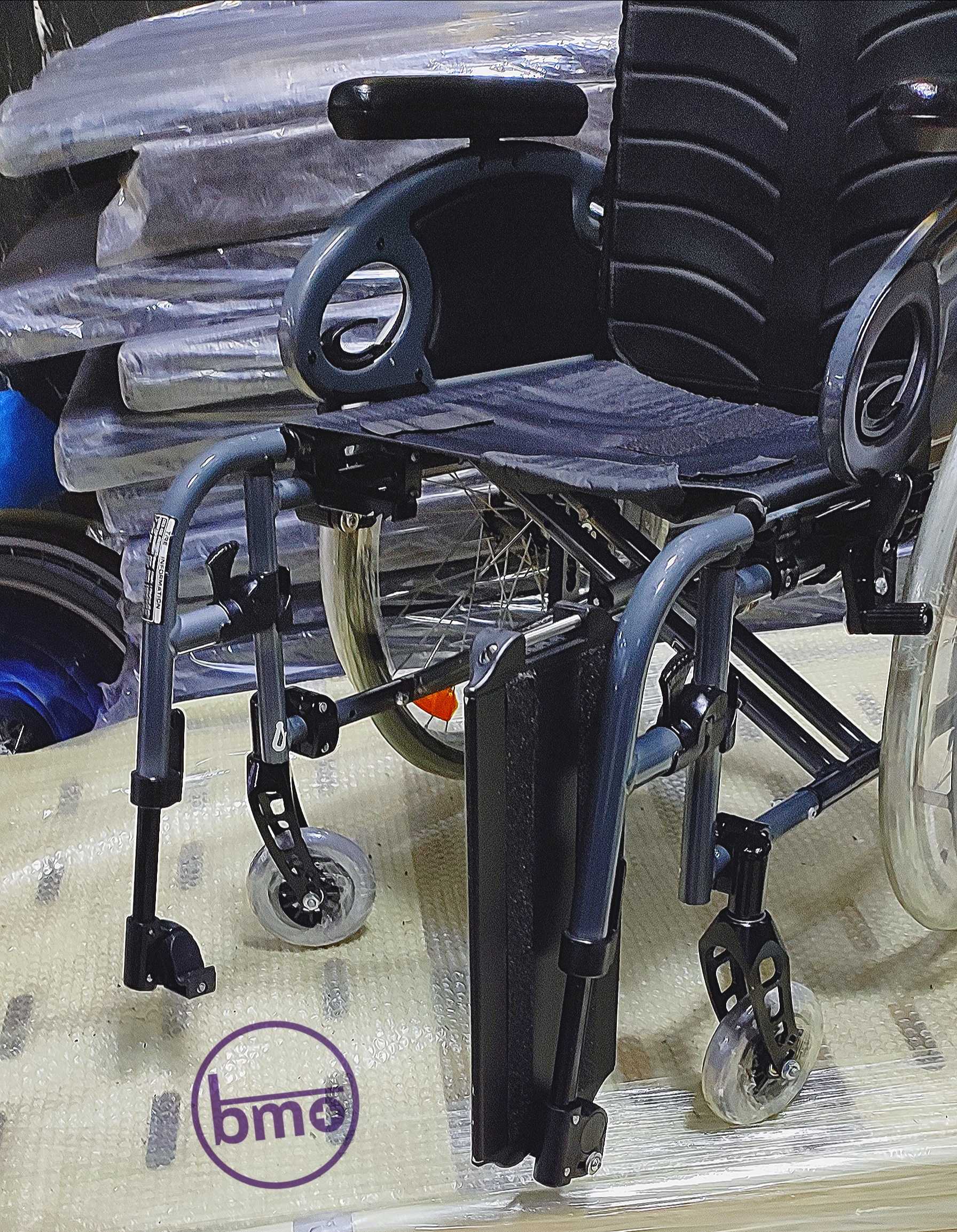 Passive wheelchair / folding Easy 300 Sunrise Medical